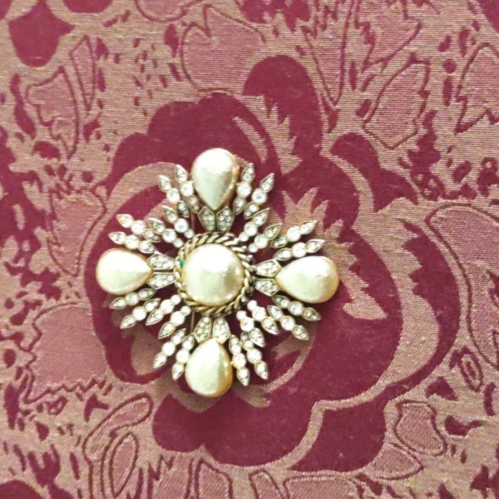 Elegant Faux Pearl and Crystal Brooch - Picture 2 of 6